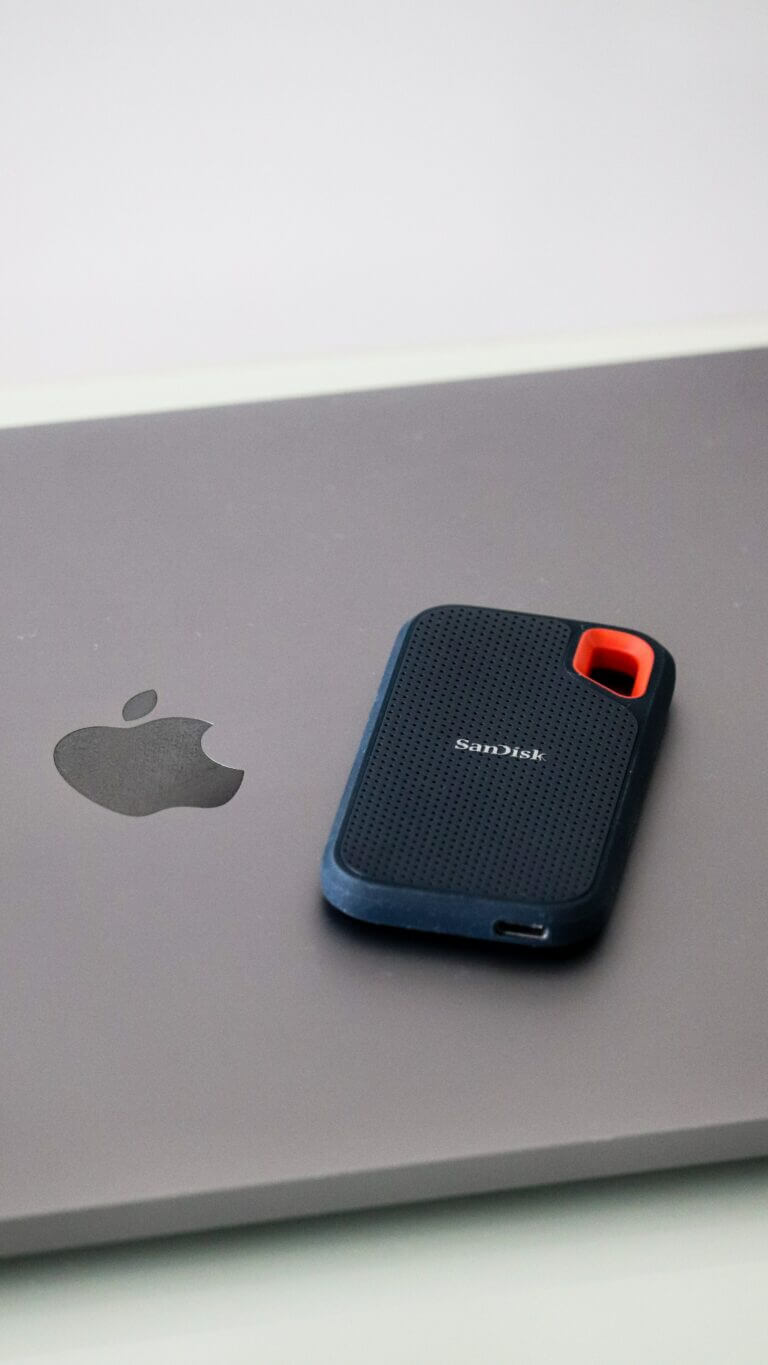 SanDisk external drive on Apple laptop. Photo by thiago japyassu/Pexels